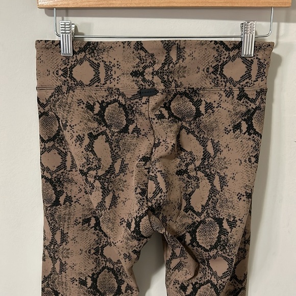 KORAL Drive snake print stretch jacquard leggings High Rise Light Brown Sz M - Picture 7 of 13